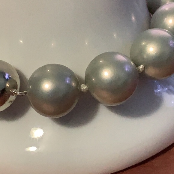 NWOT LIGHT GREY PEARL BRACELET W MAGNETIC CLOSURE - Picture 2 of 7